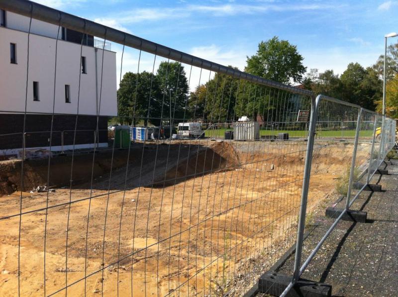 Bauzaun Mieten In Monheim Am Rhein Z.B. Für Eine Baustelle | Gitter ...